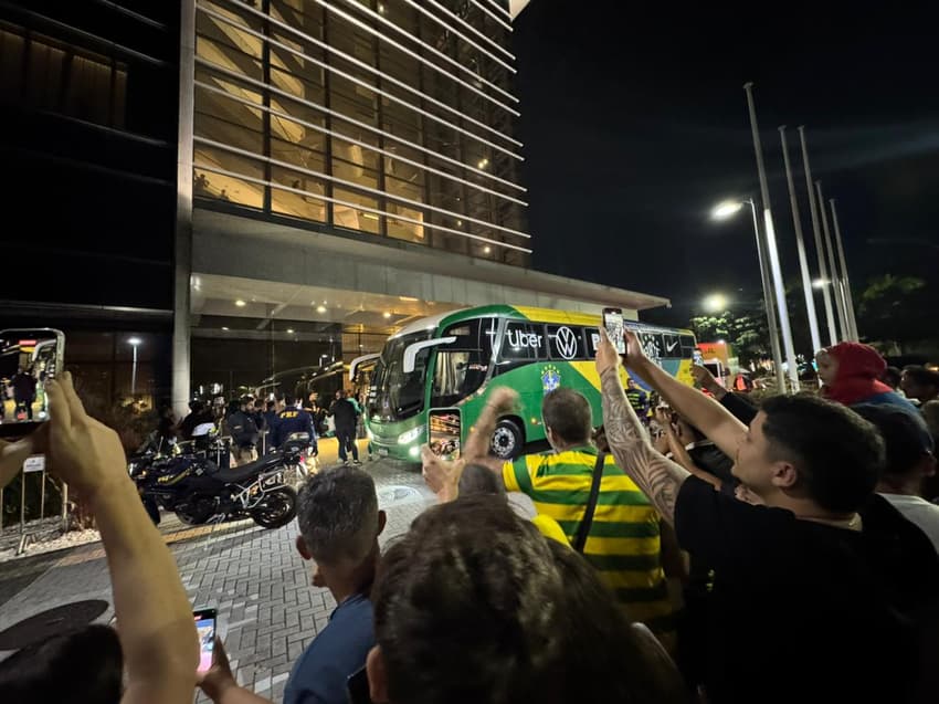 Torcedores na porta do hotel no aguardo da Seleção Brasileira (Foto: Fernanda Gondim/Lance!)