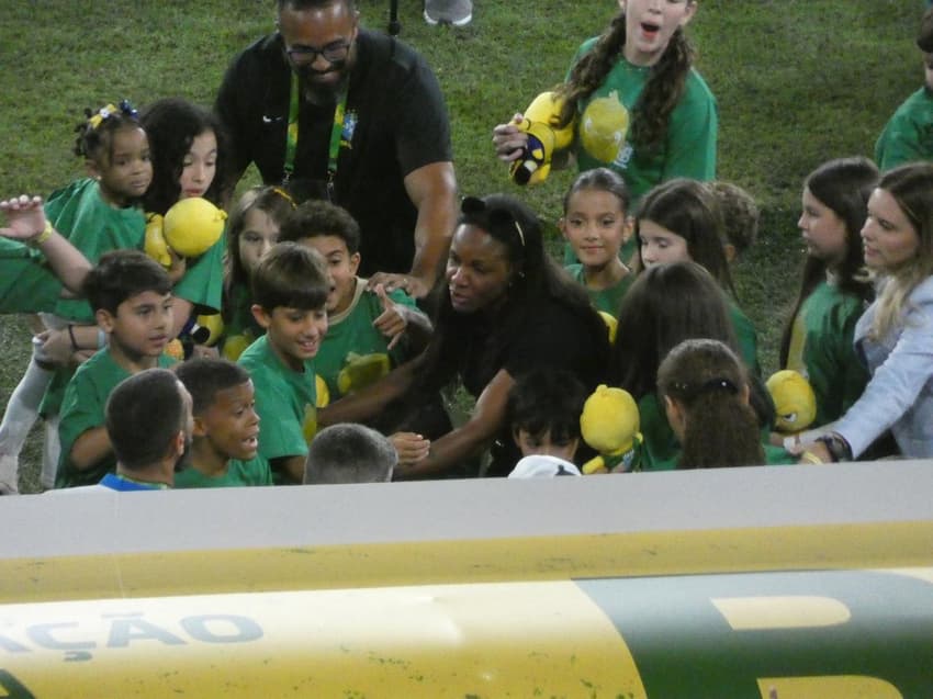 Crianças com Neymar (Foto: Lucas Bayer/Lance!)