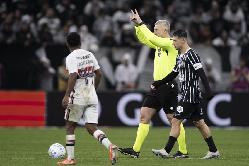 Anderson Daronco vai ao VAR após polêmica comemoração em gol do São Paulo sobre o Corinthians