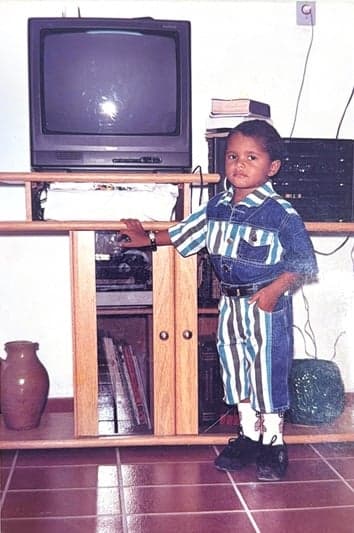 Douglas Santos durante infância em casa
