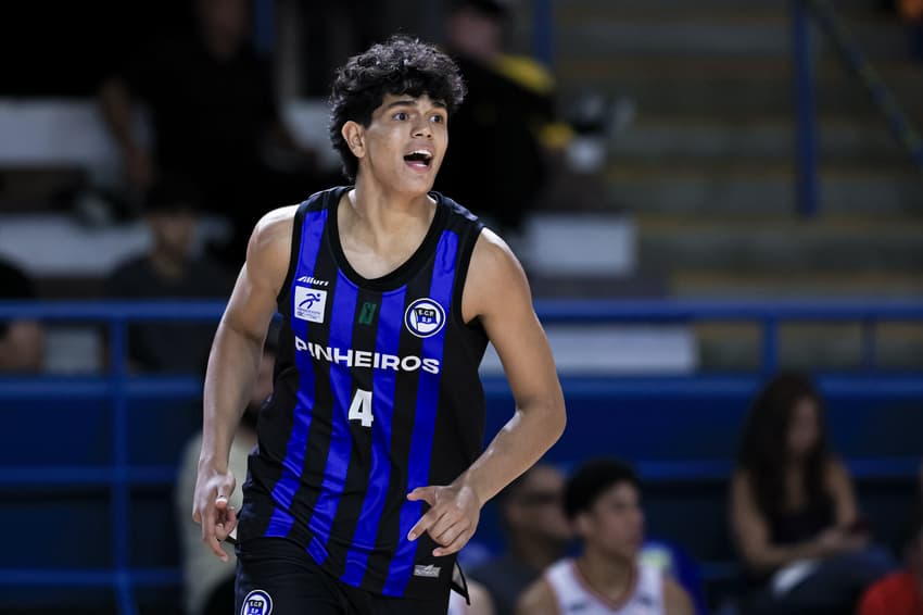 Edu Santos em ação pelo Pinheiros contra o Paulistano no NBB (Foto: RICARDO BUFOLIN / ECP)