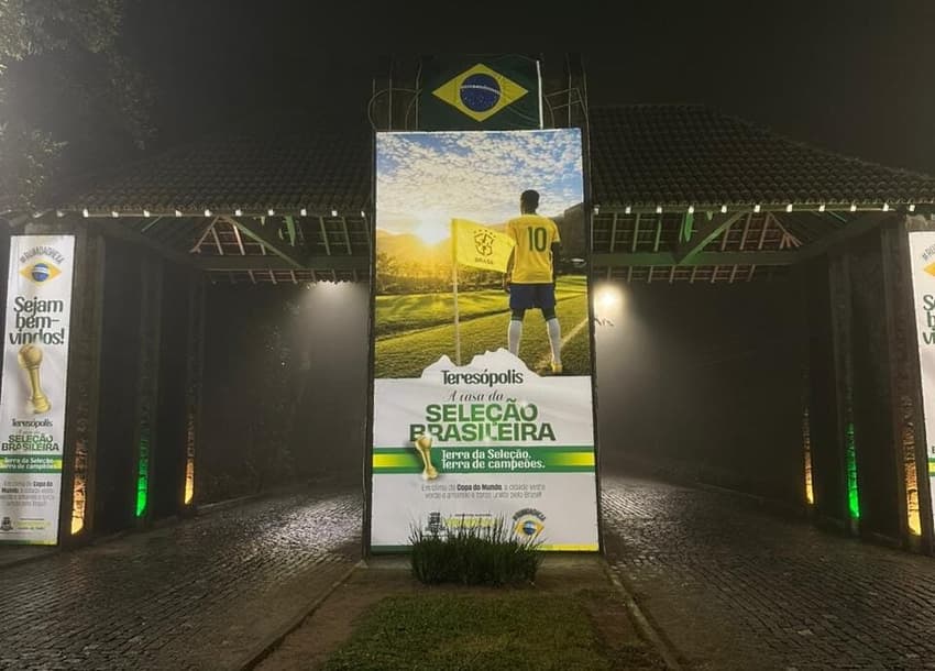 Cartaz na entrada de Teresópolis, onde fica a Granja Comary, a casa da Seleção (Foto: Lucas Bayer/Lance!)