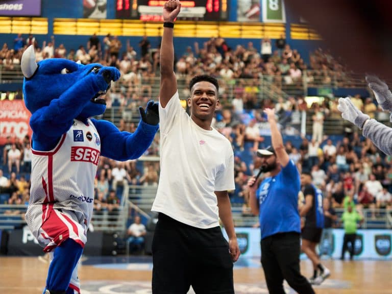 Estêvão é homenageado em Franca x Pinheiros pelo jogo 1 das finais do NBB (Foto: Divulgação/NBB)