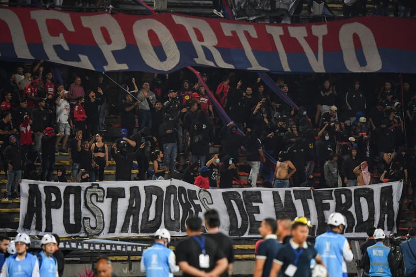 Torcedores do Independiente Medellín em confusão durante partida contra o Flamengo pela Copa Libertadores (Foto: Jaime SALDARRIAGA / AFP)