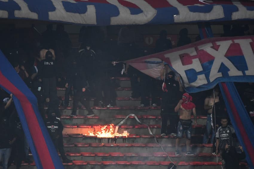Torcedores do Independiente Medellín em protesto em jogo contra o Flamengo pela Libertadores (Foto: Jaime Saldarriaga/AFP)