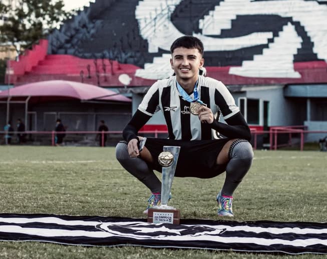 Botafogo formaliza contrato profissional com Martin Caetano, filho de Rodrigo Caetano, da CBF (Foto: Reprodução/Instagram)