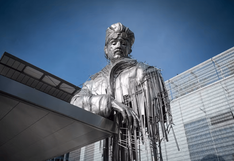 Estátua de aço em homenagem a Roland Garros em Paris 