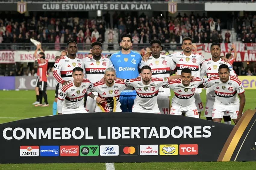 Jogadores do Flamengo perfilados antes de enfrentar o Estudiantes na partida de ida. (Foto: Juan Mabromata/AFP)