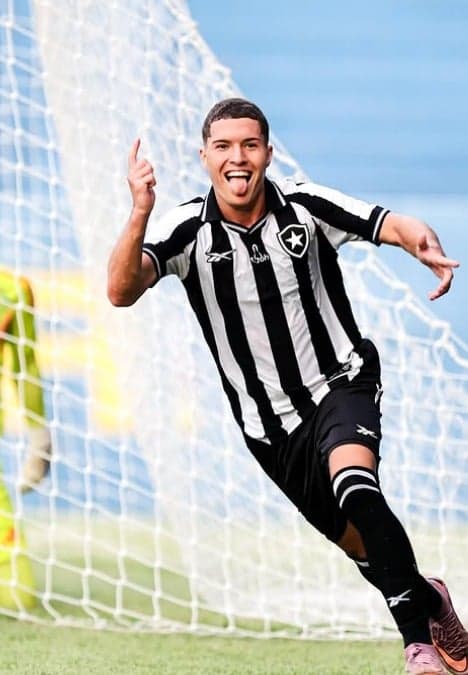 Rogrinho assinou seu primeiro contrato profissional com o Botafogo (Foto: Reprodução)