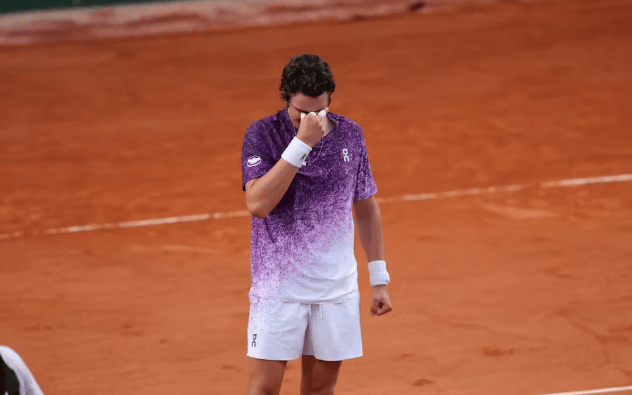A emoção de João Fonseca com a vitória na segunda rodada em Roland Garros (Foto: Loic Wacziak / FFT)
