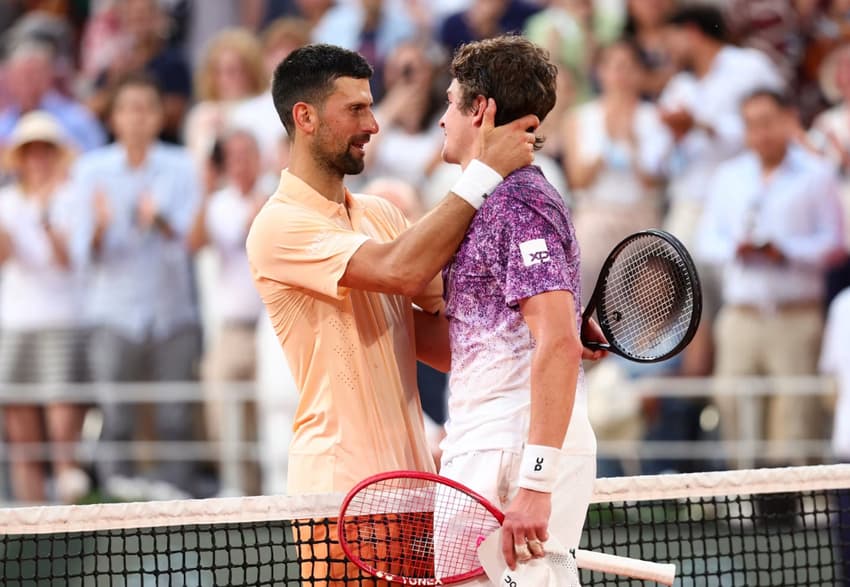 O respeito de Novak Djokovic por João Fonseca após a derrota em Roland Garros (Foto: Clément Mahoudeau / FFT)