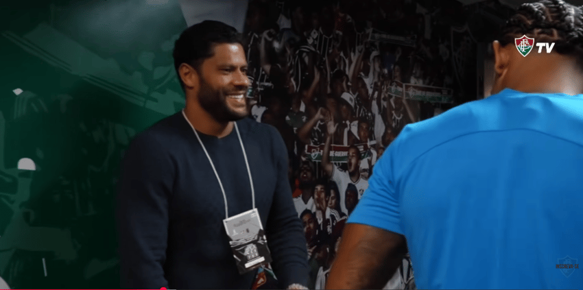 Hulk cumprimenta jogadores do Fluminense antes da decisão na Libertadores (Foto: Reprodução/ FluTV)