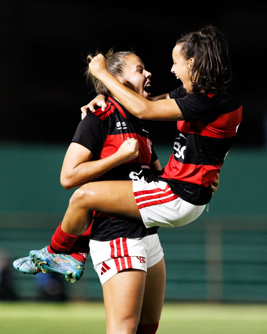 Jogadoras comemoram um dos gols da vitória do Fla sobre o São Paulo no Luso-Brasileiro (Foto: Nayra Halm - Staff Images / CBF)
