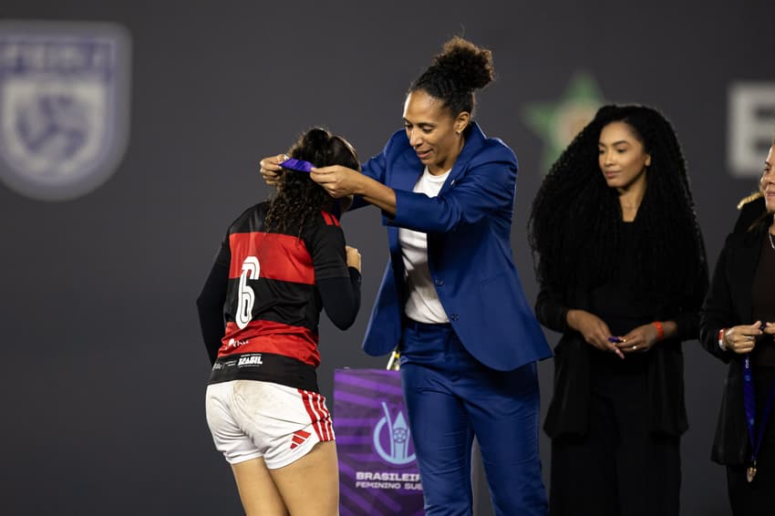 Aline Pellegrino entrega medalhas a campeãs pelo Flamengo (Foto: Nayra Halm - Staff Images / CBF)