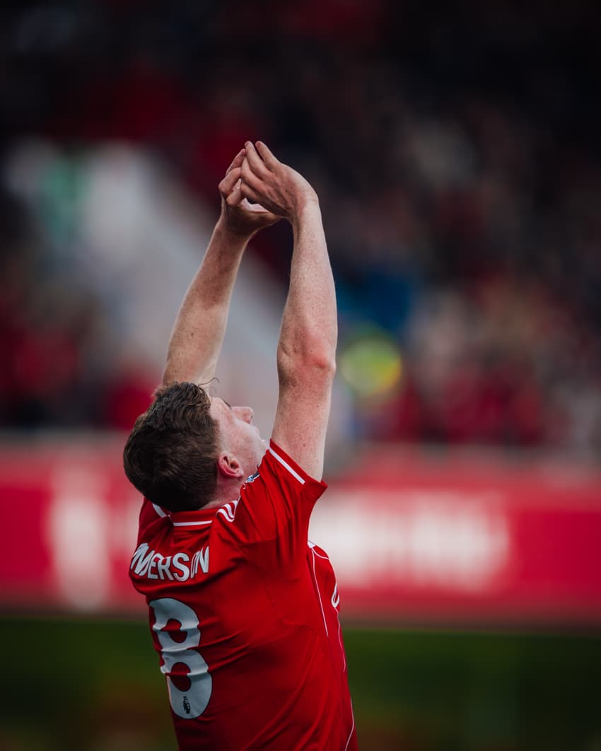 Elliot Anderson comemora gol pelo Nottingham Forest na partida contra o Newcastle em jogo válido pela Premier League (Foto: Reprodução / X)