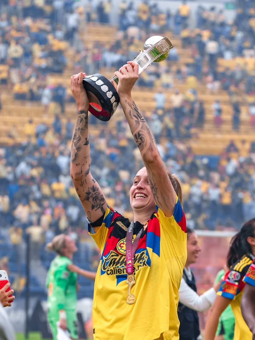 Isa Haas ergue troféu de campeã (Foto: Imagem/ Reprodução: Liga BBVA Femenil)