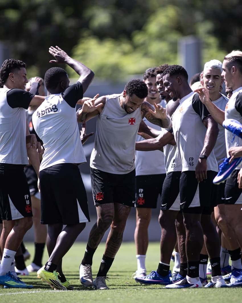 Jair é recebido por companheiros no treino do Vasco (Foto: Matheus Lima/Vasco)