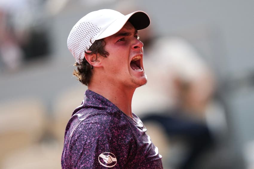 João FOnseca reage durante jogo contra Novak Djokovic na terceira rodada de Roland Garros