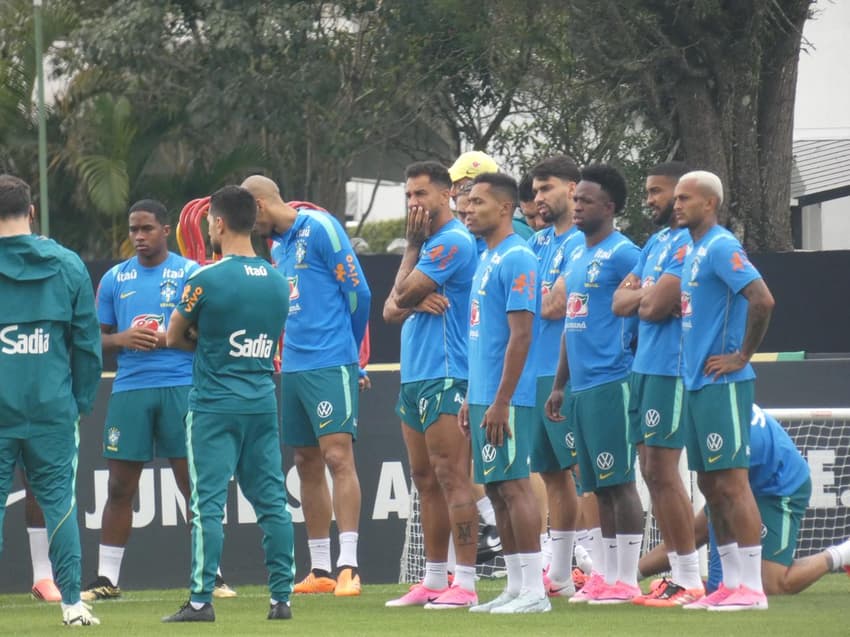 Jogadores durante treino da Seleção Brasileira (Foto: Lucas Bayer/Lance!)
