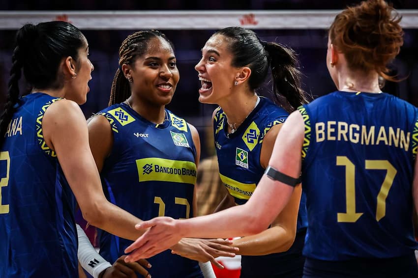 Jogadoras da Seleção Feminina comemoram ponto em jogo da semana 1 da VNL 2025, no Maracanãzinho (Foto: Volleyball World)
