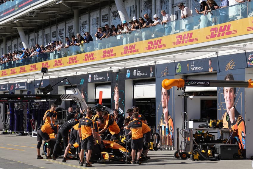 Lando Norris nos boxes do GP do Canadá pela F1 2026 (Foto: Cristobal Herrera-Ulashkevich / POOL / AFP)
