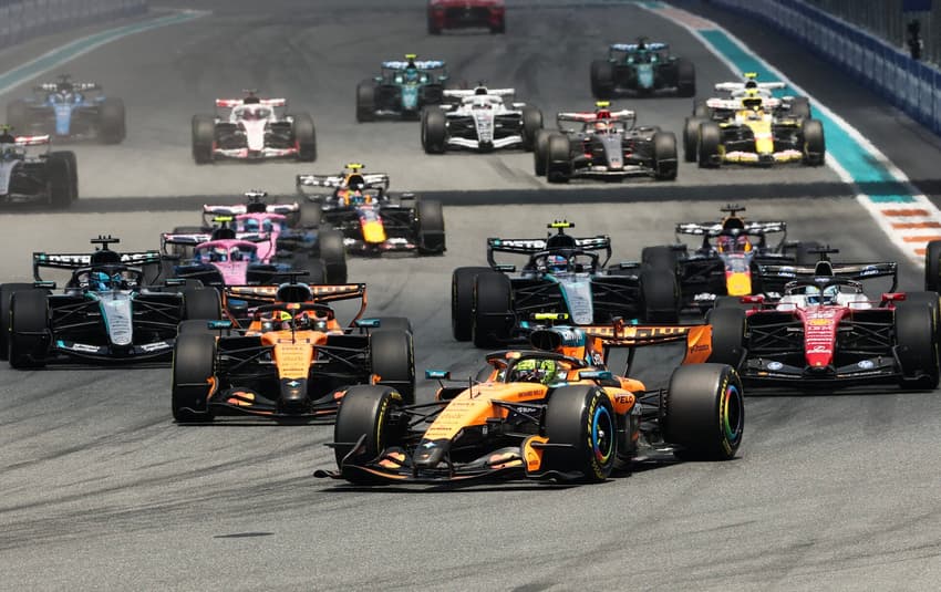 Lando Norris lidera pelotão na sprint do GP de Miami na F1 2026 (Foto: CHARLY TRIBALLEAU / AFP)