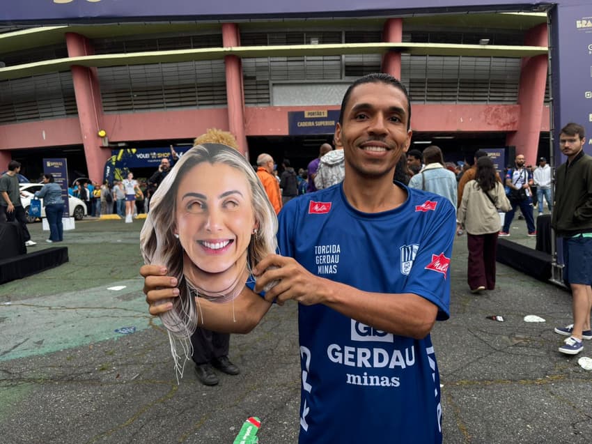 Máscaras com o rosto de Pri Daroit são distribuídas para a torcida do Minas no Ibirapuera