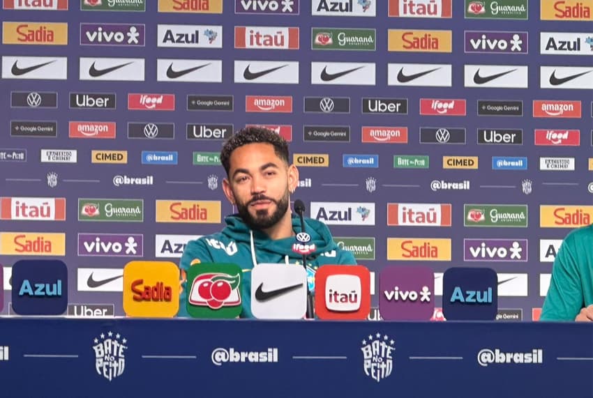 Matheus Cunha em coletiva de imprensa na Seleção Brasileira (Foto: Lucas Bayer/Lance!)
