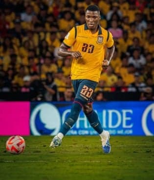 Moisés Caicedo durante jogo entre Equador e Argentina, pelas Eliminatórias