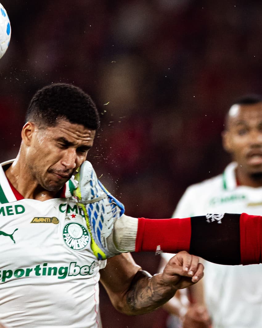 Murilo, do Palmeiras, é atingido no rosto pela sola de Carrascal, do Flamengo