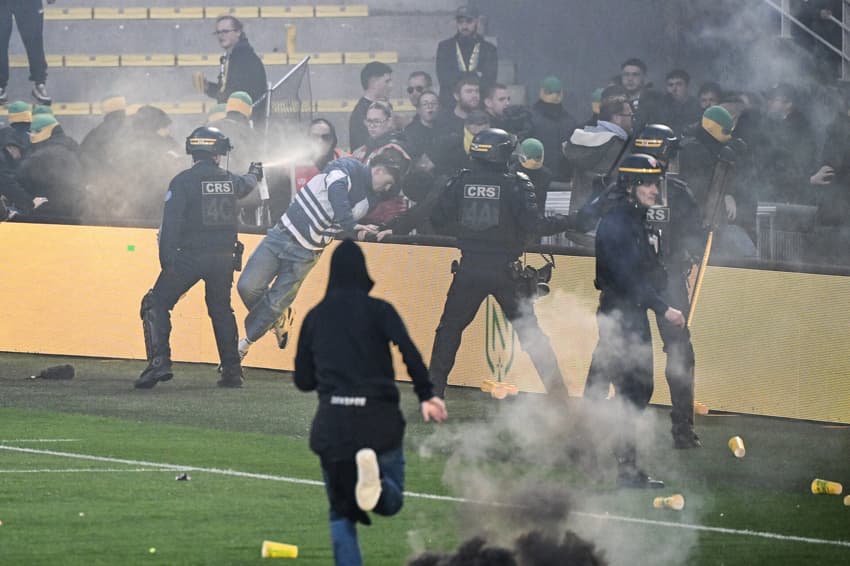 Torcedores do Nantes, da França, invadiram o gramado para protestar contra a diretoria do clube após o rebaixamento na Ligue 1 (Foto: Sebastien Salom-Gomis / AFP)