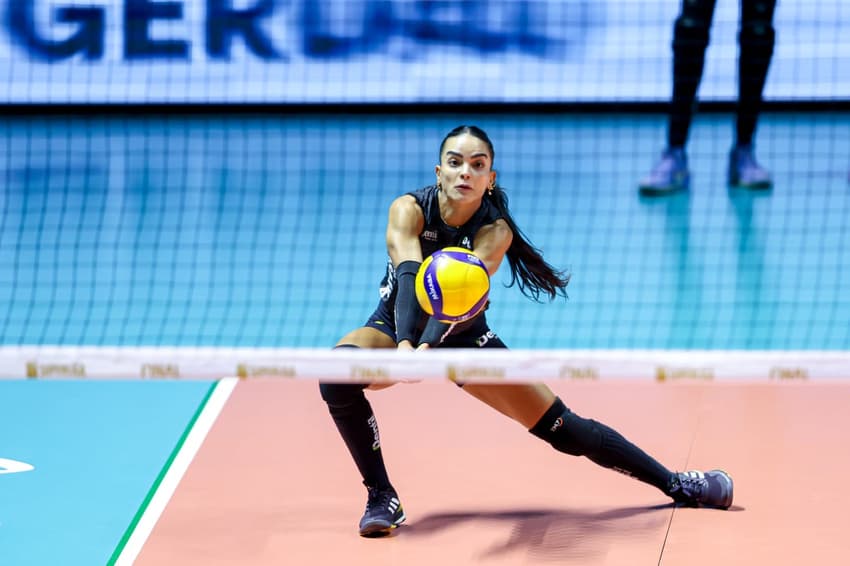 A líbero Natinha, durante treino do Praia Clube para a final da Superliga Feminina de Vôlei