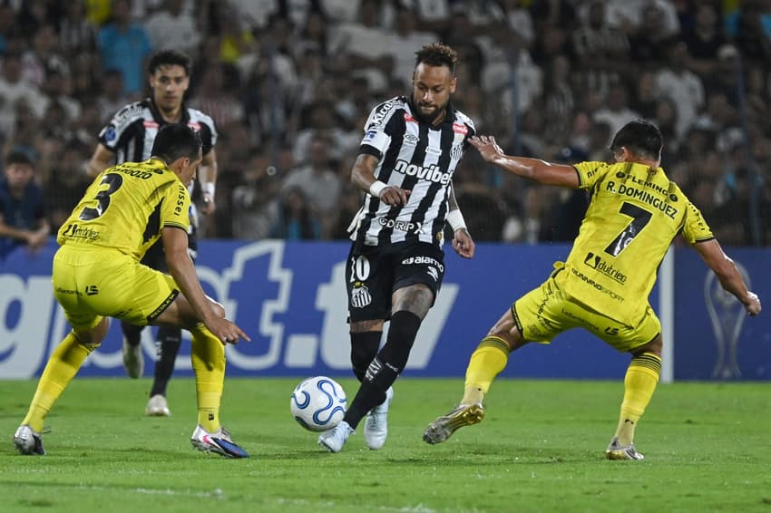 Neymar em ação em Recoleta x Santos pela Sul-Americana