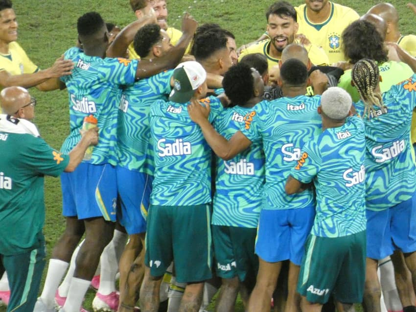 Neymar comemora gol do Rayan com jogadores da Seleção