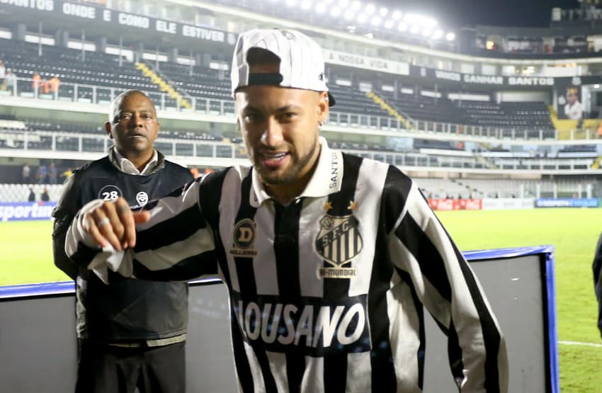 Neymar marca presença na Vila antes de se apresentar na Seleção Brasileira (Foto: Mauricio De Souza/AGIF/Folhapress)