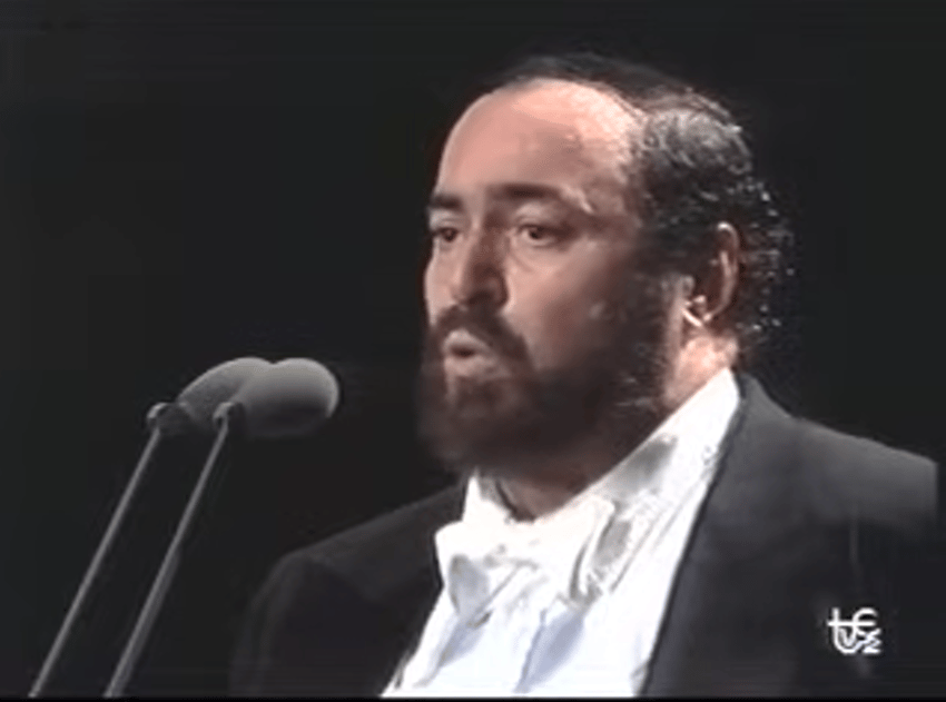 Luciano Pavarotti na cerimônia de abertura da Copa de 1990 (Foto: Reprodução)