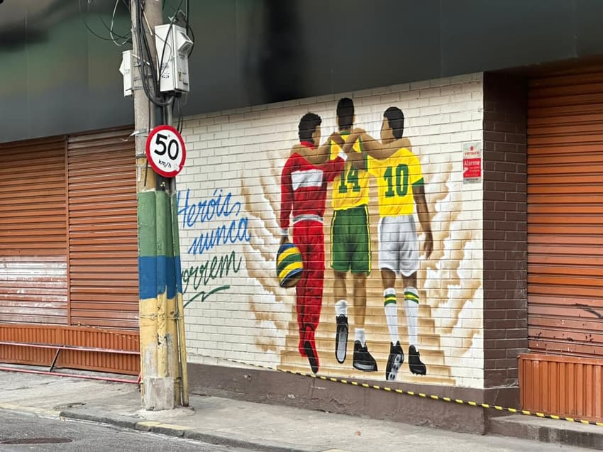 Desenho em homenagem a ídolos brasileiros (Foto: Lucas Bayer/Lance!)