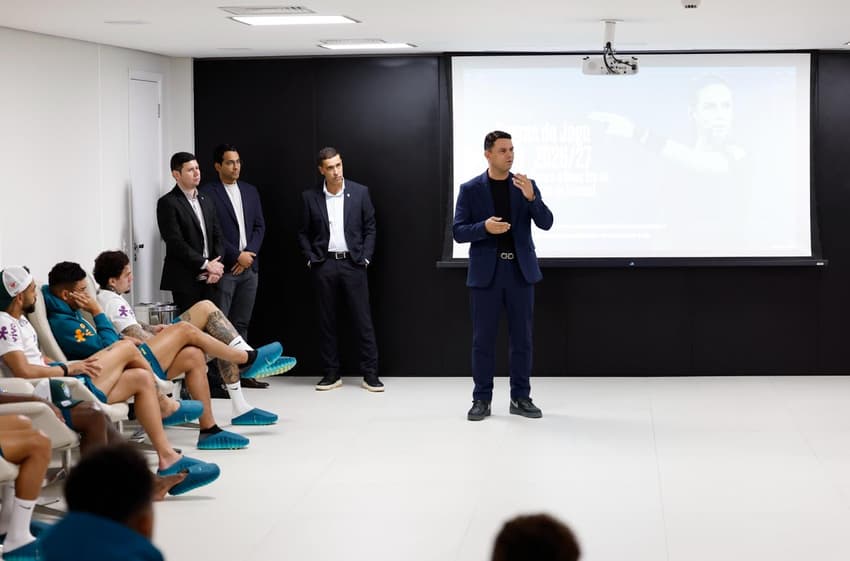 Presidente da Comissão de Arbitragem da CBF em palestra aos jogadores.