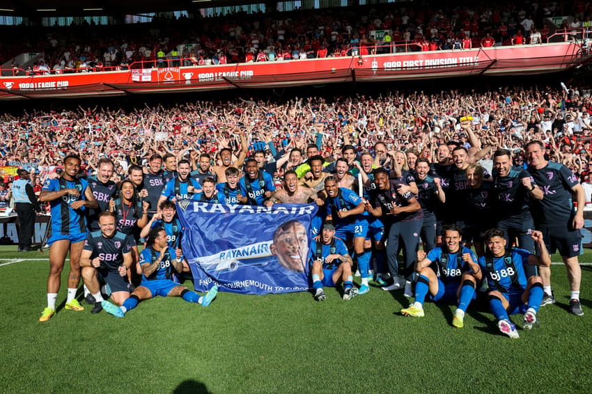 Jogadores do Bournemouth com a bandeira "Rayanair" (Foto: Divulgação)
