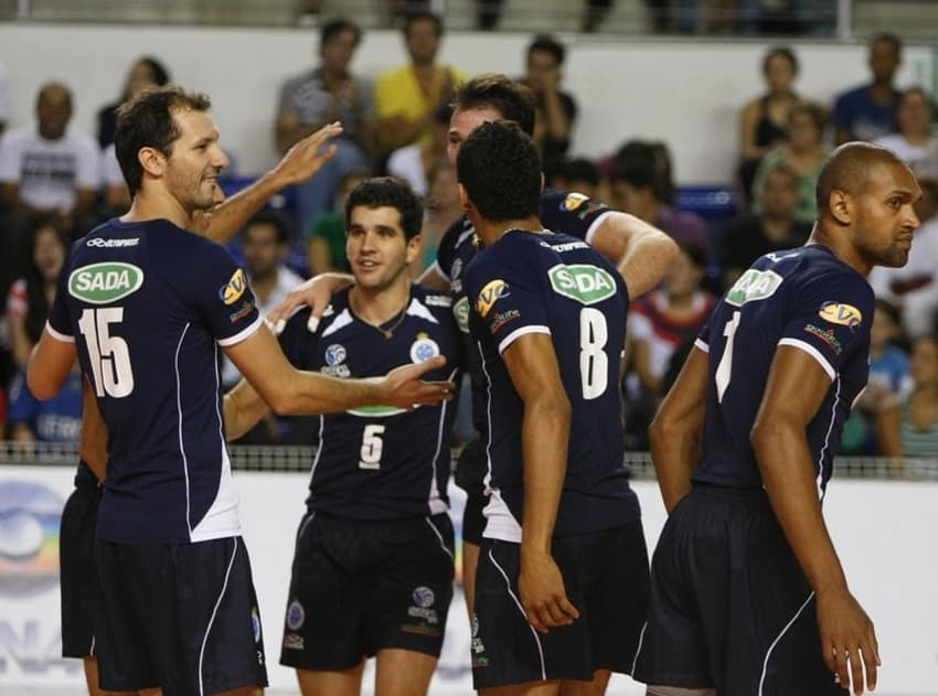 Elenco do Sada Cruzeiro na Superliga Masculina 09/10 (Foto: Reprodução)