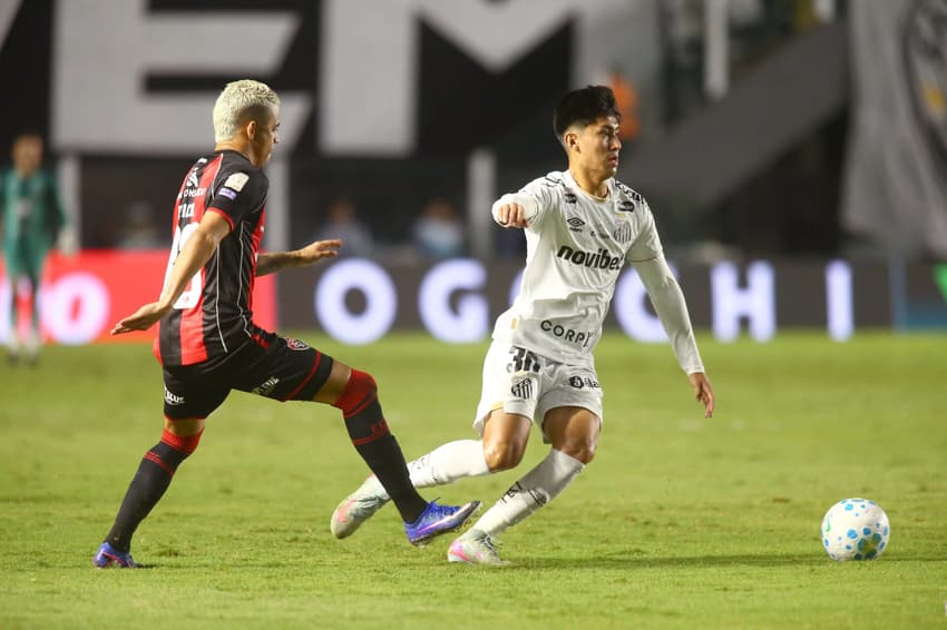 Miguelito, jogador do Santos, durante partida contra o Vitória na Vila Belmiro