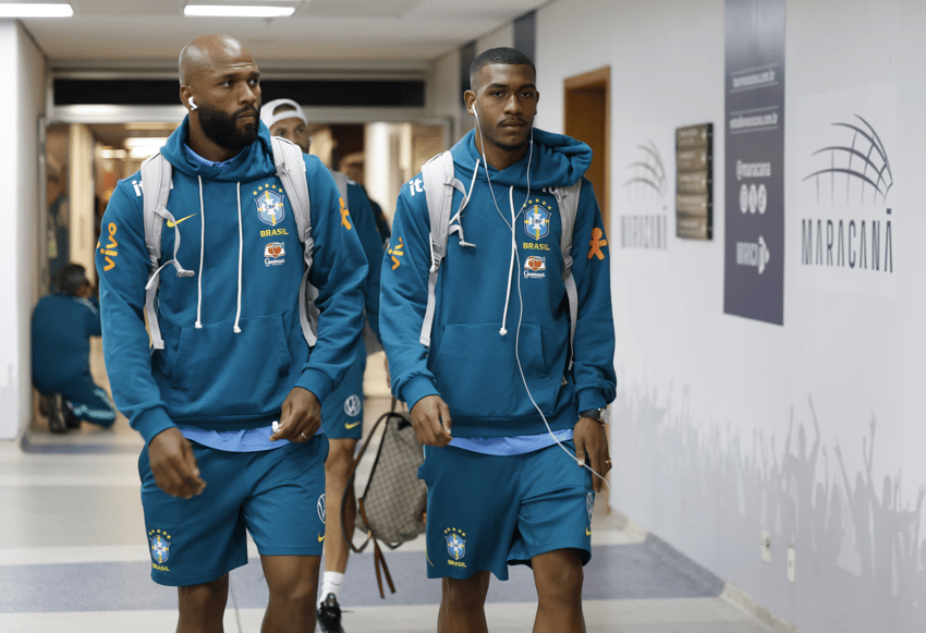 Igor Thiago (à esquerda) e Rayan (à direita) na chegada ao Maracanã (Foto: Rafael Ribeiro/CBF)