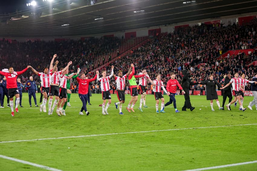 Equipe do Southampton comemora vitória contra Middlesbrough (Foto: Divulgação)