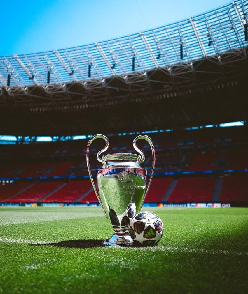 Taça e bola da final da Champions League no palco da decisão (Foto: Reprodução)