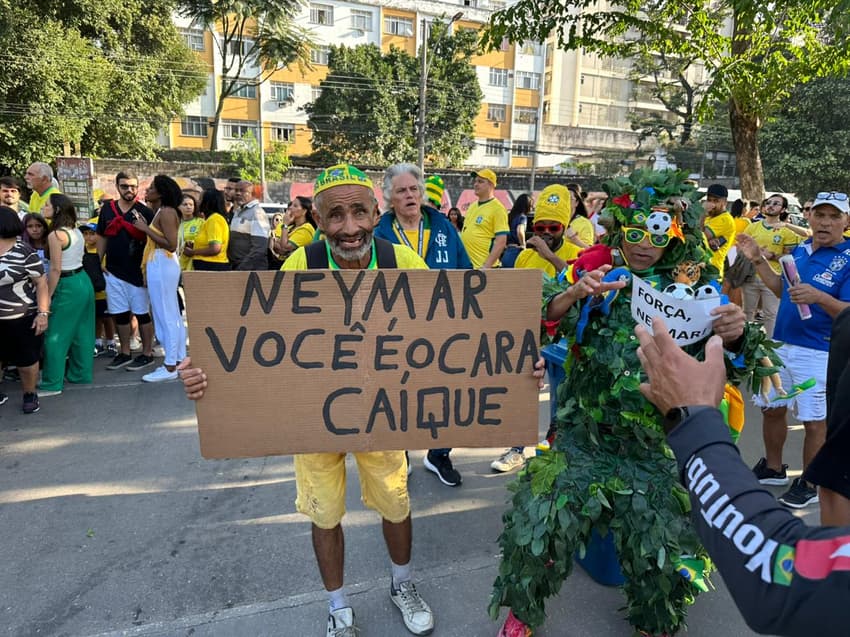 Torcedor com placa do Neymar (Foto: Lucas Bayer/Lance!)