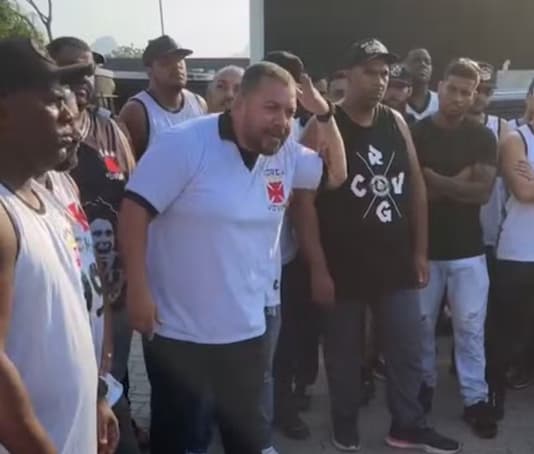 Membros das torcidas organizadas do Vasco no CT do clube para conversar com elenco e diretores (Foto: Reprodução)