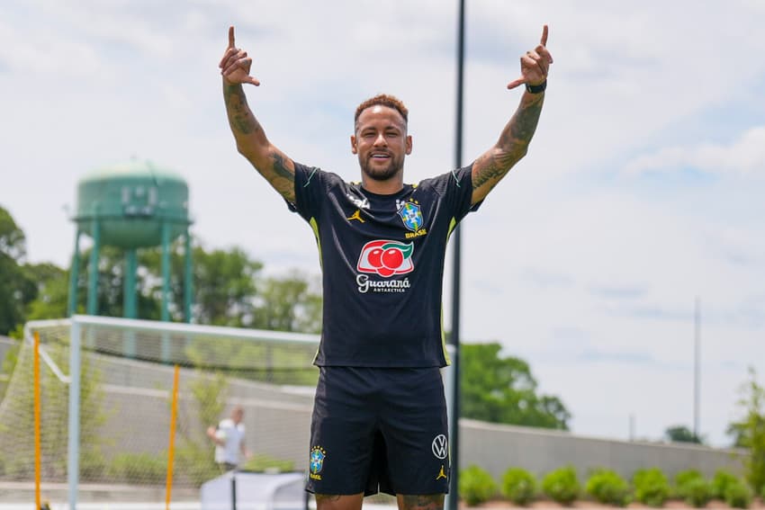 Neymar faz sinal de positivo no treino da Seleção nos EUA