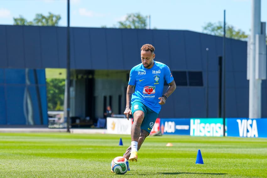 Neymar chuta a bola em atividade durante o treino da Seleção nos EUA