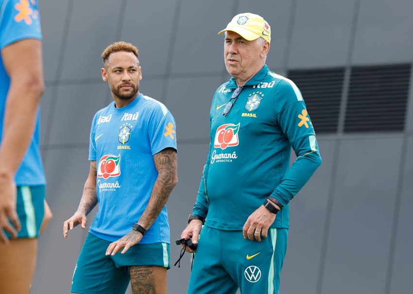 Neymar conversa com Ancelotti durante treino da Seleção (Foto: Rafael Ribeiro / CBF)