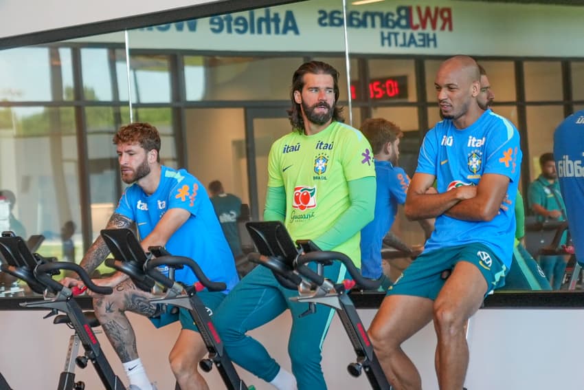 Alisson trabalha na academia no CT Columbia Park (Foto: Rafael Ribeiro / CBF)